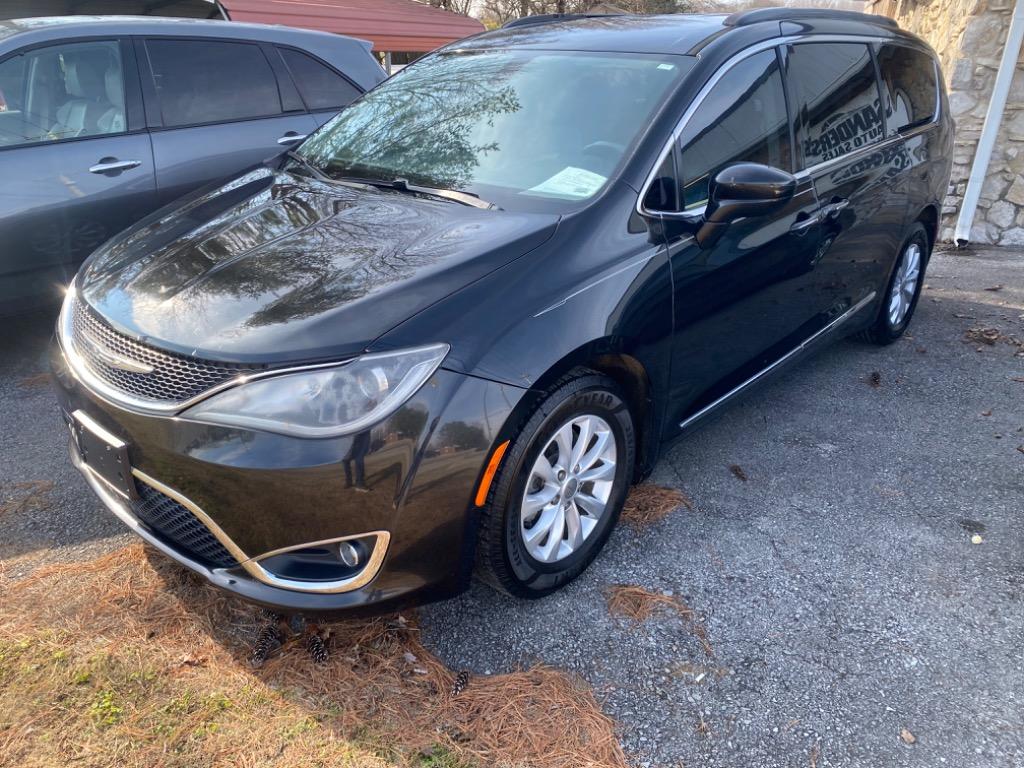 2017 Chrysler Pacifica Touring-L's photo